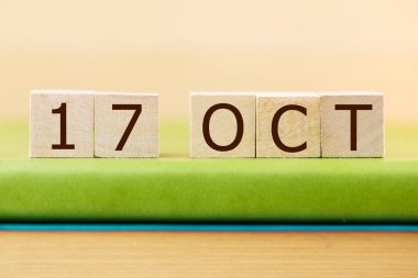 17 Ekim takvimi için ahşap küp takvimi yeşil kitap, yakın plan