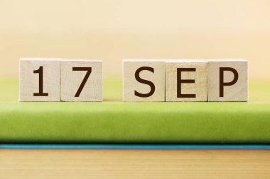 17 EYLÜL için ahşap küpler takvimi yeşil kitap, yakın plan