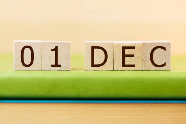 绿皮书上的12月1日木方块日历 — 图库照片