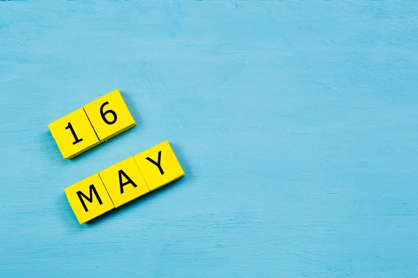 Κίτρινοι Κύβοι Ημερολόγιο Μπλε Ξύλινη Επιφάνεια Μαΐου Και Αντίγραφο Χώρου — Φωτογραφία Αρχείου