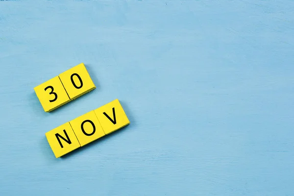 Gelbe Würfelkalender Auf Blauer Holzoberfläche Mit November Und Kopierraum — Stockfoto