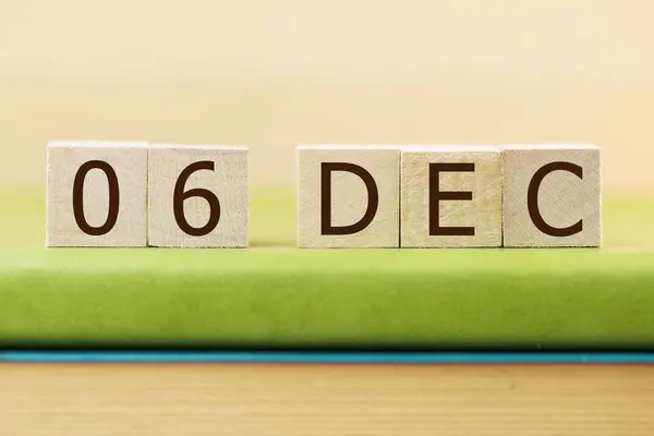 在绿皮书上贴上12月6日的木制方块日历 — 图库照片