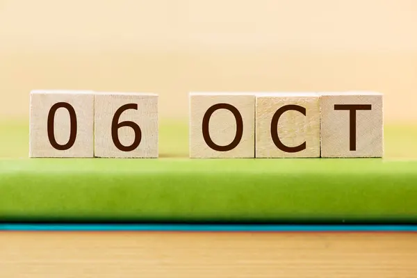Holzwürfel Kalender Für Oktober Auf Grünem Buch Nahaufnahme — Stockfoto