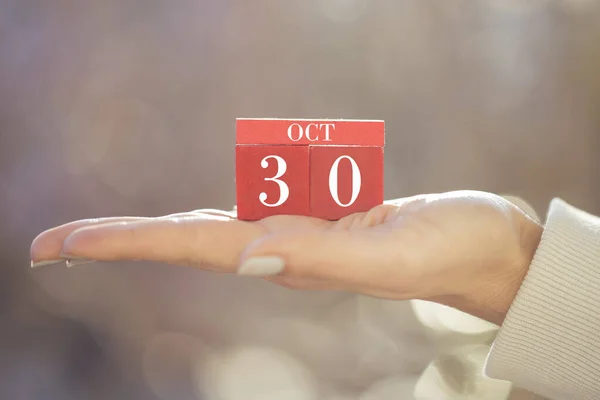 Closeup Female Hand Holding Red Wooden Calendar Red Wooden Cubes — Stock Photo, Image