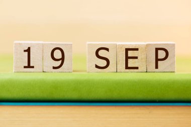 Yeşil kitaptaki 19 Eylül takvimi için ahşap küp takvimi, yakın plan