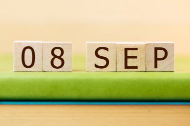 Yeşil kitap üzerine 08 Eylül takvimi için ahşap küp takvimi, kapanış