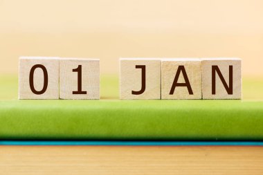 Yeşil Kitap 'ta 01 Ocak takvimi için ahşap küp takvimi, yakın plan