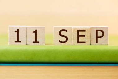 Yeşil kitap üzerine 11 Eylül takvimi için ahşap küp takvimi, yakın plan