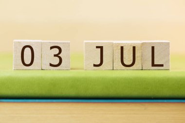 Tahta küplerin takvimi 03 Temmuz için yeşil kitap, yakın plan