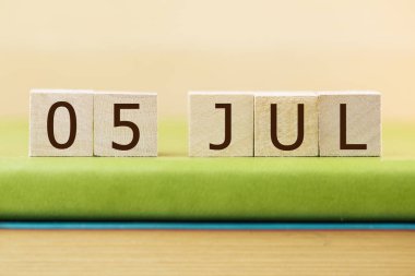 Ahşap küplerin takvimi 5 Temmuz 'da yeşil defterde, yakın plan