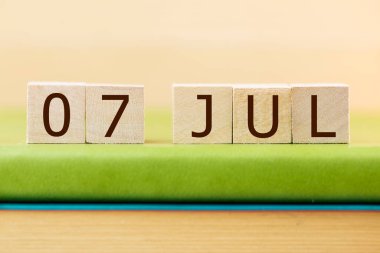 Tahta küplerin takvimi, 7 Temmuz için yeşil kitap, yakın plan.
