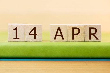 Yeşil Kitap 'ta 14 APRIL için ahşap küp takvimi, yakın plan