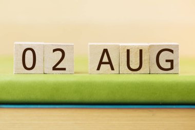 Ahşap küplerin takvimi 02 Ağustos Yeşil Kitap, yakın plan