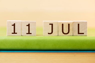 Tahta küplerin takvimi 11 Temmuz 'da yeşil kitapta, yakın plan.