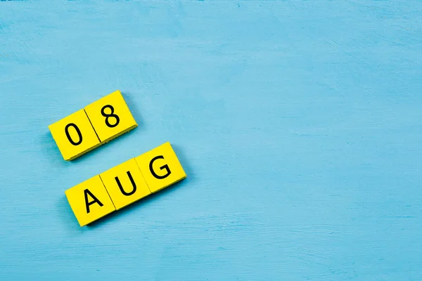 Κίτρινοι Κύβοι Ημερολόγιο Μπλε Ξύλινη Επιφάνεια Αυγουστοσ Και Αντίγραφο Χώρου — Φωτογραφία Αρχείου
