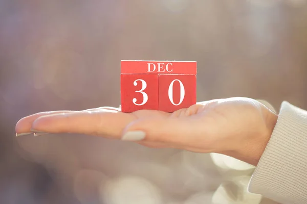 Closeup Female Hand Holding Red Wooden Calendar Red Wooden Cubes — Stock Photo, Image