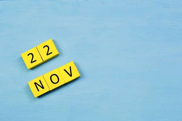 Κίτρινοι Κύβοι Ημερολόγιο Μπλε Ξύλινη Επιφάνεια Νοεμβριου Και Αντίγραφο Χώρου — Φωτογραφία Αρχείου