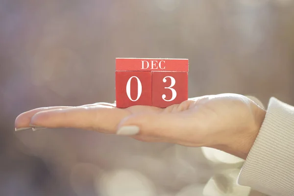 Closeup Female Hand Holding Red Wooden Calendar Red Wooden Cubes — Stock Photo, Image