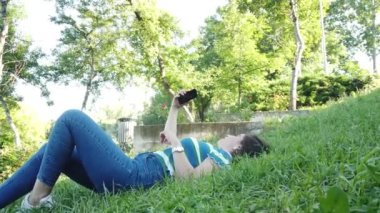 Coronavirus covid-19 salgını sırasında kadın el yapımı maske takıyor. Boş parkta selfie çeken bir kız. Kendine dikkat et.. 