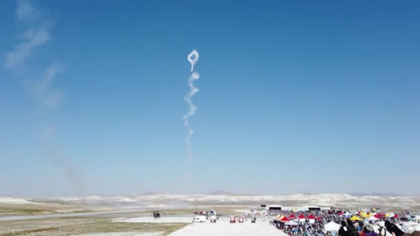 Vintage Biplan Cascade Boucle Avec Des Pistes Fumée Avion Spectacle — Video