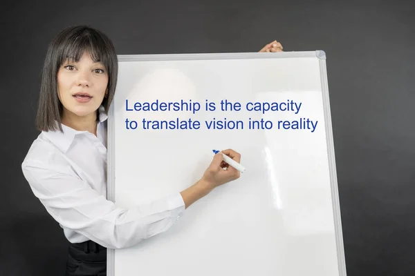 Der Text Leadership Ist Die Fähigkeit Visionen Mit Dem Whiteboard — Stockfoto