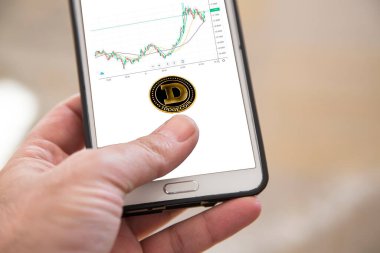 İşadamı, hisse senedi borsasının grafiğini doge coin ile veriyor.