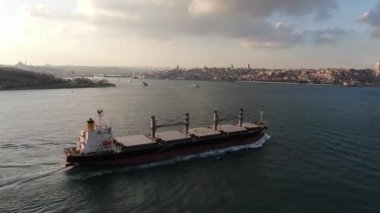 Kargo gemisi ithalat ve ticari lojistik, lojistik ve uluslararası konteyner gemisinin açık denizde nakliyesi insansız hava aracından havadan çekilen görüntüler., 