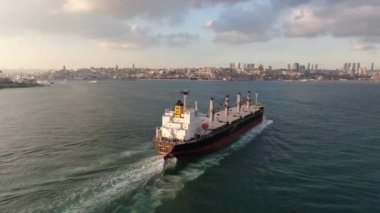 Kargo gemisi ithalat ve ticari lojistik, lojistik ve uluslararası konteyner gemisinin açık denizde nakliyesi insansız hava aracından havadan çekilen görüntüler., 