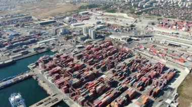 Gündoğumunda tersanede çalışan vinç köprüsü, lojistik ihracat ve ulaşım sektörü geçmişi olan konteyner kargo gemisi ve kargo uçağının lojistik ve taşımacılığı 