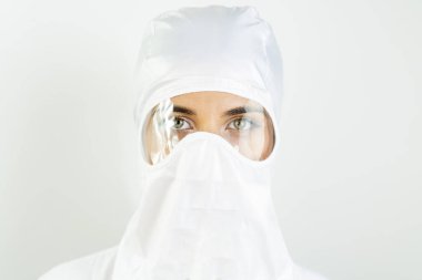 Coronavirüs 2019 hastalığından veya COVID-19 küresel salgınından korunmak için tıbbi maske takan doktor