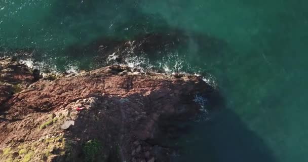 Ondas Mar Salpicando Pedra Fundo — Vídeo de Stock