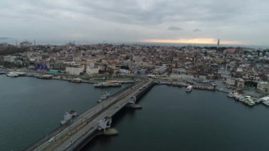 Gökyüzü görüntüsünden Galata Köprüsü 'ne. asma köprü araç trafiği 