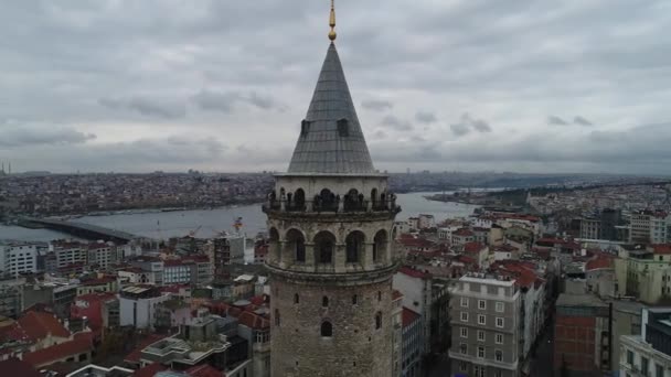 Galataturm Aus Der Luft Mit Dem Goldenen Horn Von Istanbul — Stockvideo