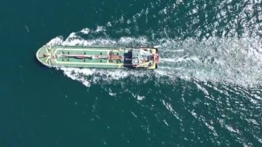 Ticari ticaret lojistiği ve konteyner kargo gemisi, konteyner kargo nakliyesi, konteynır nakliyesi ve açık denizde uluslararası ticaret lojistiği ithalatındaki havadan en iyi görünümlü kargo gemisi.   