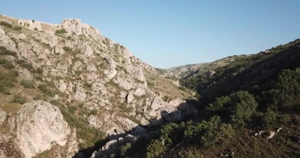 谷と山ドローン映像4K 七面鳥マウンテンパス 日当たりの良いトルコの山々のドローン撮影アンカラ — ストック動画