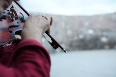 Keman çalan elin yakın plan çekimi..