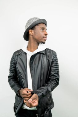 Deri ceket giyen siyah bir adamın portresi..