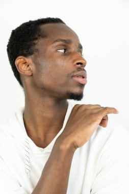 Beyaz bir arka planda genç bir adamın portresi.