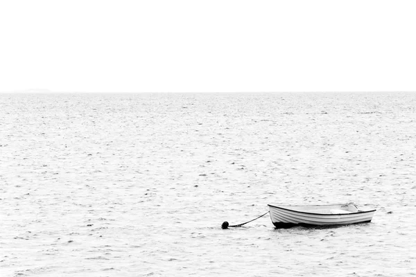 Imagem em preto e branco de um barco branco no mar a caminho de T — Fotografia de Stock