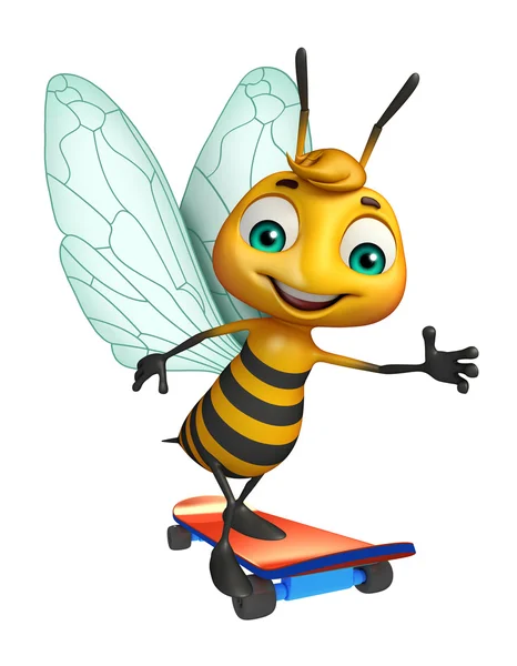 Bee personnage de dessin animé avec planche à roulettes — Photo