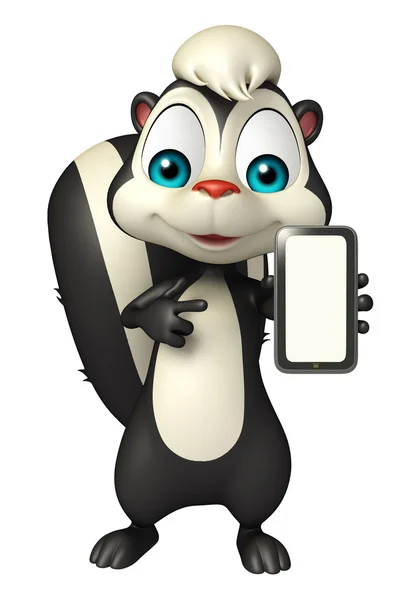 Милый персонаж мультфильма Skunk с мобильным телефоном — стоковое фото