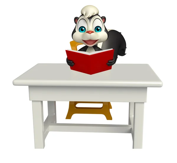Postać z kreskówki Skunk z stół i krzesła, książki — Zdjęcie stockowe