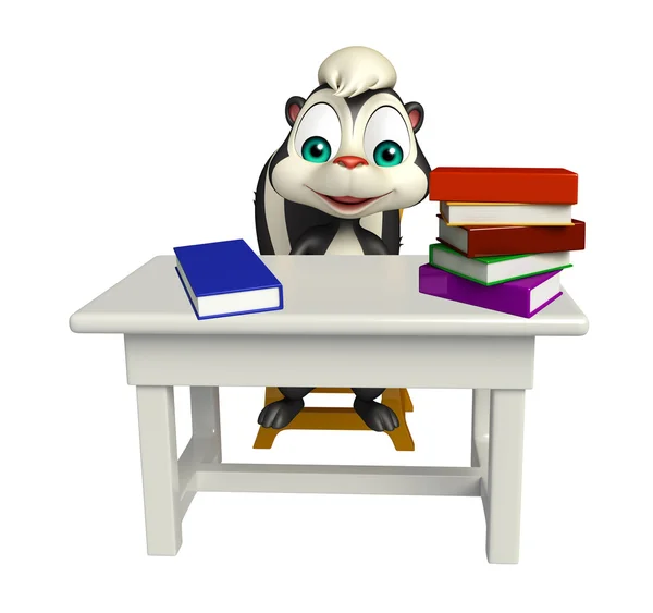 Милый персонаж мультфильма Сканк со столом и стулом; книга — стоковое фото