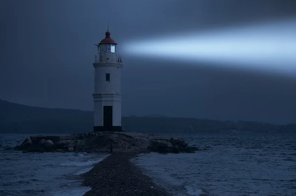 Vladivostok yılında deniz feneri gece denizde parlar. — Stok fotoğraf