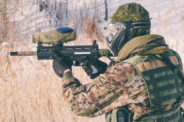 Paintball oynamak bir adam