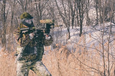 Paintball oynamak bir adam