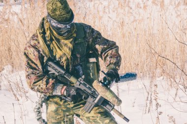 Paintball oynamak bir adam