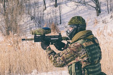 Paintball oynamak bir adam