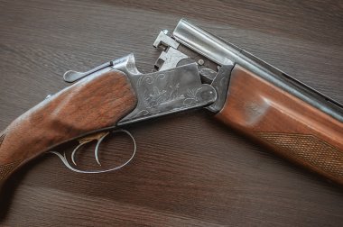 Ahşap bir arka planda av tüfeği