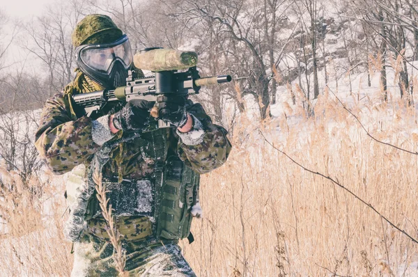 Un uomo che gioca a paintball — Foto Stock